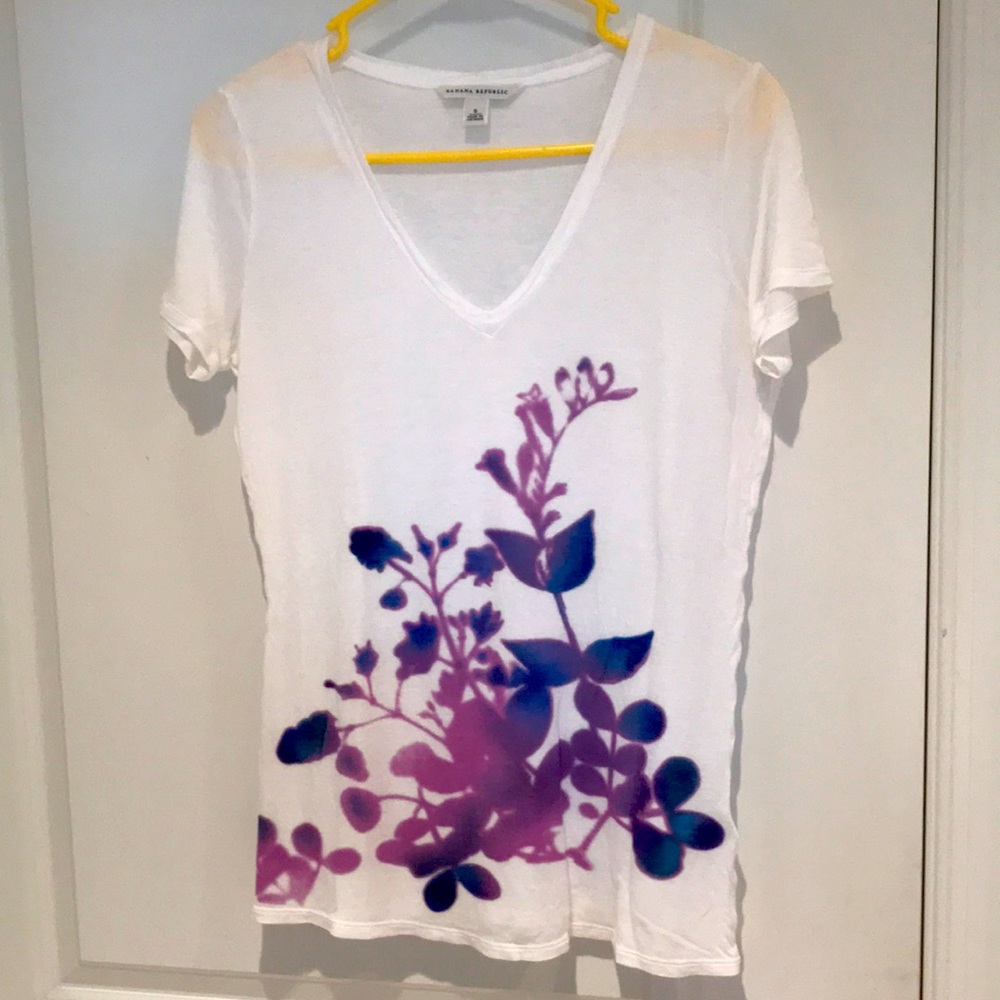V Neck Banana Republic flowery Tee